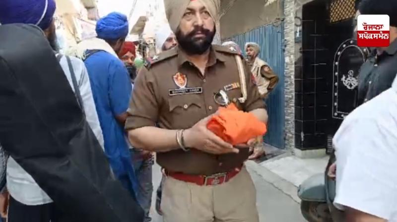 Tarn Taran Miscreants desecrate Gutka Sahib outside Gurdwara Sanjhiwal in Tarn Taran Tarn Taran Miscreants desecrate Gutka Sahib outside Gurdwara Sanjhiwal in Tarn Taran