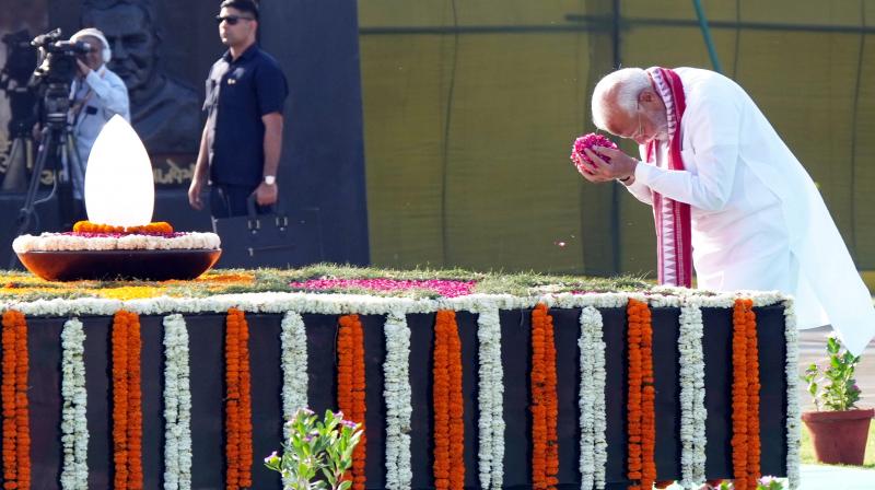 Before the swearing-in ceremony, PM Modi bowed to Bapu and Atal Bihari Vajpayee Before the swearing-in ceremony, PM Modi bowed to Bapu and Atal Bihari Vajpayee