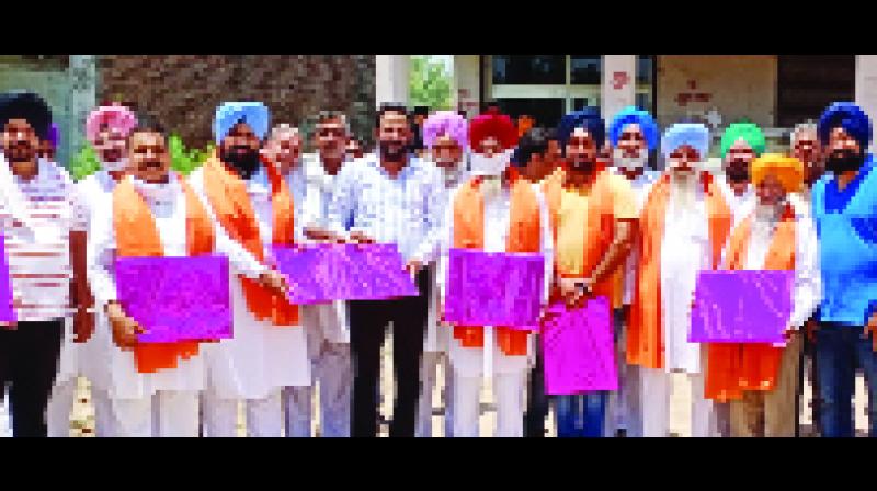 ਅਨਾਜ ਮੰਡੀ ਦੁਧਨਸਾਧਾਂ ਵਿਖੇ ਜੋਗਿੰਦਰ ਸਿੰਘ ਕਾਕੜਾ, ਮਾਰਕੀਟ ਕਮੇਟੀ ਚੇਅਰਮੈਨ ਜੀਤ ਸਿੰਘ ਮੀਰਾਂਪੁਰ, ਰਮੇਸ ਲਾਂਬਾ, ਹਰਬੀਰ ਥਿੰਦ, ਸਕੱਤਰ ਰਘਬੀਰ ਸਿੰਘ ਅਤੇ ਬਲਦੇਵ ਭੰਬੂਆਂ ਦਾ ਸਨਮਾਨ ਕਰਦੇ ਹੋਏ ਪ੍ਰਧਾਨ ਚੰਦਰ ਦੱਤ ਸ਼ਰਮਾਂ ਅਤੇ ਹੋਰ ਆੜਤੀ। ਅਨਾਜ ਮੰਡੀ ਦੁਧਨਸਾਧਾਂ ਵਿਖੇ ਜੋਗਿੰਦਰ ਸਿੰਘ ਕਾਕੜਾ, ਮਾਰਕੀਟ ਕਮੇਟੀ ਚੇਅਰਮੈਨ ਜੀਤ ਸਿੰਘ ਮੀਰਾਂਪੁਰ, ਰਮੇਸ ਲਾਂਬਾ, ਹਰਬੀਰ ਥਿੰਦ, ਸਕੱਤਰ ਰਘਬੀਰ ਸਿੰਘ ਅਤੇ ਬਲਦੇਵ ਭੰਬੂਆਂ ਦਾ ਸਨਮਾਨ ਕਰਦੇ ਹੋਏ ਪ੍ਰਧਾਨ ਚੰਦਰ ਦੱਤ ਸ਼ਰਮਾਂ ਅਤੇ ਹੋਰ ਆੜਤੀ।
