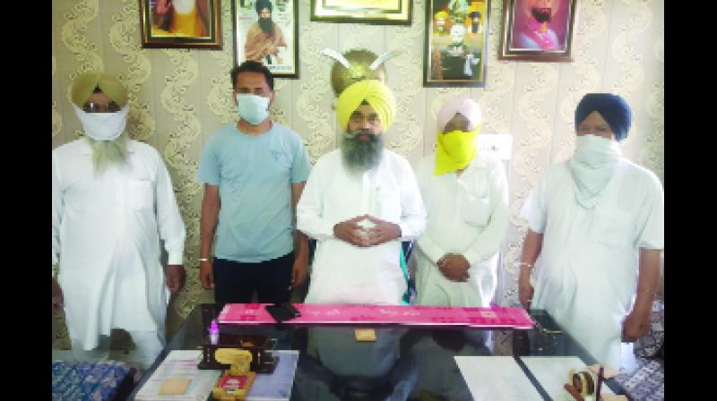 ਅਕਾਲੀ ਦਲ ਸੁਤੰਤਰ ਦੀ ਬੈਠਕ ਤੋਂ ਬਾਅਦ ਪੱਤਰਕਾਰਾਂ ਨਾਲ ਗੱਲਬਾਤ ਕਰਦੇ ਹੋਏ ਪਾਰਟੀ ਦੇ ਕੌਮੀ ਪ੍ਰਧਾਨ ਪਰਮਜੀਤ ਸਿੰਘ ਸਹੌਲੀ। ਫੋਟੋ : ਕਰਮਜੀਤ ਸਿੰਘ ਅਕਾਲੀ ਦਲ ਸੁਤੰਤਰ ਦੀ ਬੈਠਕ ਤੋਂ ਬਾਅਦ ਪੱਤਰਕਾਰਾਂ ਨਾਲ ਗੱਲਬਾਤ ਕਰਦੇ ਹੋਏ ਪਾਰਟੀ ਦੇ ਕੌਮੀ ਪ੍ਰਧਾਨ ਪਰਮਜੀਤ ਸਿੰਘ ਸਹੌਲੀ। ਫੋਟੋ : ਕਰਮਜੀਤ ਸਿੰਘ