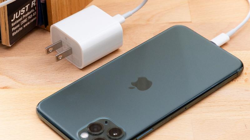 Not giving a charger in the box cost Apple dearly, a fine of 150 crores was imposed Not giving a charger in the box cost Apple dearly, a fine of 150 crores was imposed