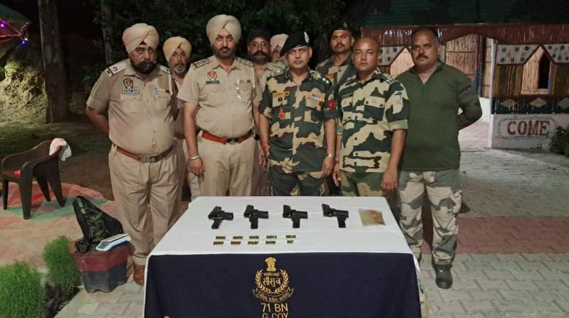 BSF ਤੇ ਪੁਲਿਸ ਅਧਿਕਾਰੀ ਜਾਣਕਾਰੀ ਦਿੰਦੇ ਹੋਏ BSF ਤੇ ਪੁਲਿਸ ਅਧਿਕਾਰੀ ਜਾਣਕਾਰੀ ਦਿੰਦੇ ਹੋਏ