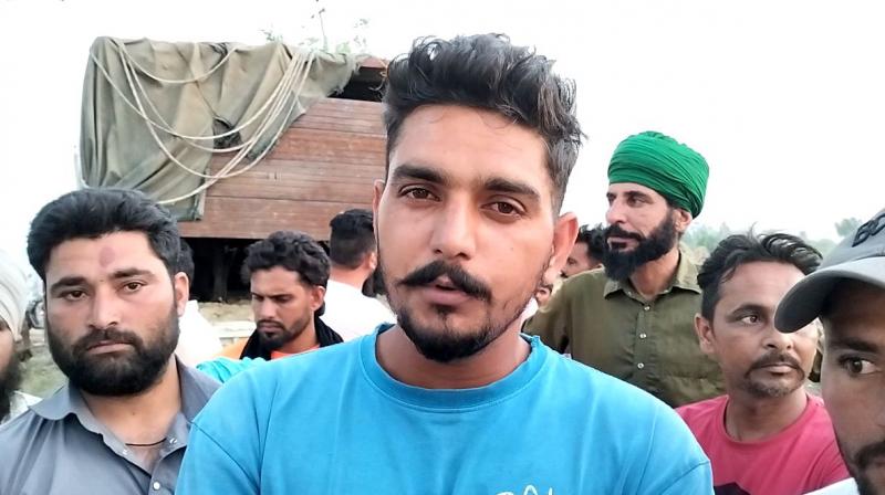 ਪਿੰਡ ਵਾਸੀ ਗਊਆਂ ਦੇ ਟੈਂਕਰ ਬਾਰੇ ਜਾਣਕਾਰੀ ਦਿੰਦੇ ਹੋਏ ਪਿੰਡ ਵਾਸੀ ਗਊਆਂ ਦੇ ਟੈਂਕਰ ਬਾਰੇ ਜਾਣਕਾਰੀ ਦਿੰਦੇ ਹੋਏ