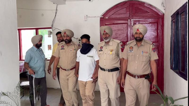 ਪੁਲਿਸ ਮੁਲਜ਼ਮ ਨੂੰ ਗ੍ਰਿਫ਼ਤਾਰ ਕਰਕੇ ਲਿਜਾਂਦੇ ਹੋਏ ਪੁਲਿਸ ਮੁਲਜ਼ਮ ਨੂੰ ਗ੍ਰਿਫ਼ਤਾਰ ਕਰਕੇ ਲਿਜਾਂਦੇ ਹੋਏ