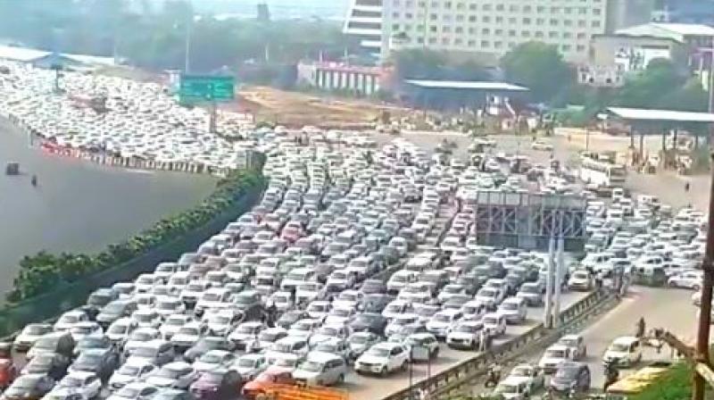 Heavy traffic jam on Delhi-Gurgaon road due to India shutdown Heavy traffic jam on Delhi-Gurgaon road due to India shutdown