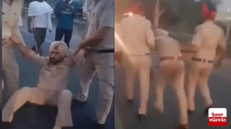 Drunk policeman hit motorcycle, people chanted slogans against police Drunk policeman hit motorcycle, people chanted slogans against police