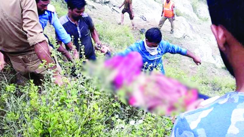 Finding the bodies after the accident Finding the bodies after the accident