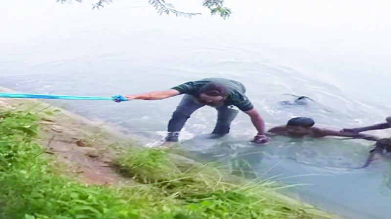 Pargat Singh saved 5 young men from the canal with the help of his turban Pargat Singh saved 5 young men from the canal with the help of his turban