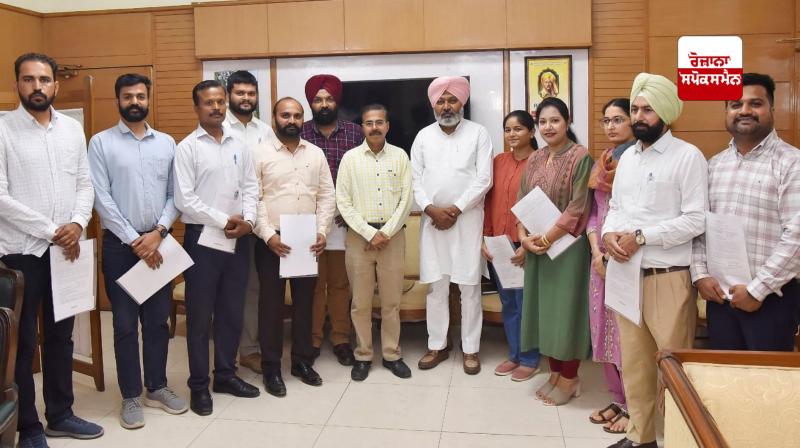 ਵਿੱਤ ਮੰਤਰੀ ਹਰਪਾਲ ਸਿੰਘ ਚੀਮਾ ਨੇ 11 ਨਵ-ਨਿਯੁਕਤ ਸੈਕਸ਼ਨ ਅਫਸਰਜ਼ ਨੂੰ ਨਿਯੁਕਤੀ ਪੱਤਰ ਸੌਂਪੇ ਵਿੱਤ ਮੰਤਰੀ ਹਰਪਾਲ ਸਿੰਘ ਚੀਮਾ ਨੇ 11 ਨਵ-ਨਿਯੁਕਤ ਸੈਕਸ਼ਨ ਅਫਸਰਜ਼ ਨੂੰ ਨਿਯੁਕਤੀ ਪੱਤਰ ਸੌਂਪੇ