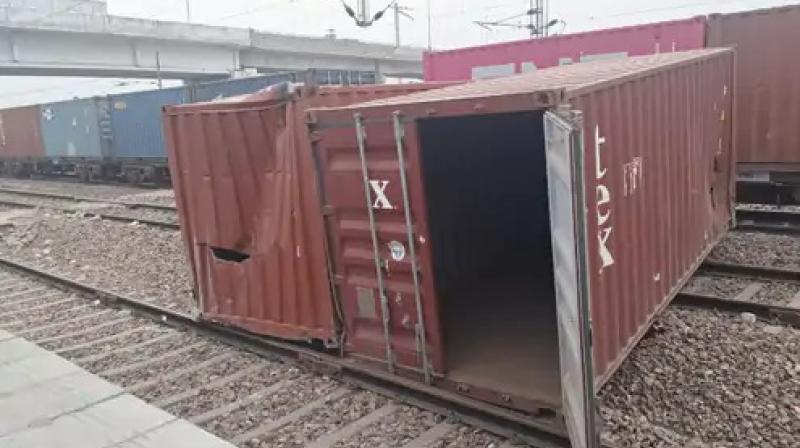 Containers fell from a freight train running in Haryana: the track and electric wires were broken Containers fell from a freight train running in Haryana: the track and electric wires were broken