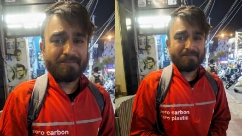 Sad story of Zomato Delivery Boy crying on the road Sad story of Zomato Delivery Boy crying on the road