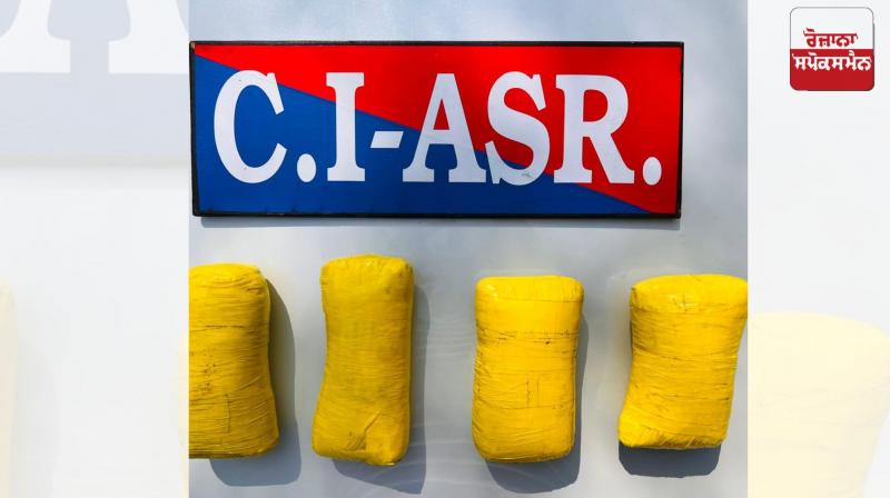 Two persons involved in cross-border smuggling arrested from Amritsar with 4 kg heroin Two persons involved in cross-border smuggling arrested from Amritsar with 4 kg heroin