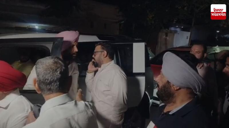 ਆਸ਼ੂ ਦੇ ਘਰ ਮੁਲਾਕਾਤ ਕਰਨ ਪਹੁੰਚੇ ਰਾਜਾ ਵੜਿੰਗ, ਉਹਨਾਂ ਦੀ ਗੈਰ ਮੌਜੂਦਗੀ ਕਾਰਨ ਵਾਪਸ ਪਰਤੇ ਆਸ਼ੂ ਦੇ ਘਰ ਮੁਲਾਕਾਤ ਕਰਨ ਪਹੁੰਚੇ ਰਾਜਾ ਵੜਿੰਗ, ਉਹਨਾਂ ਦੀ ਗੈਰ ਮੌਜੂਦਗੀ ਕਾਰਨ ਵਾਪਸ ਪਰਤੇ