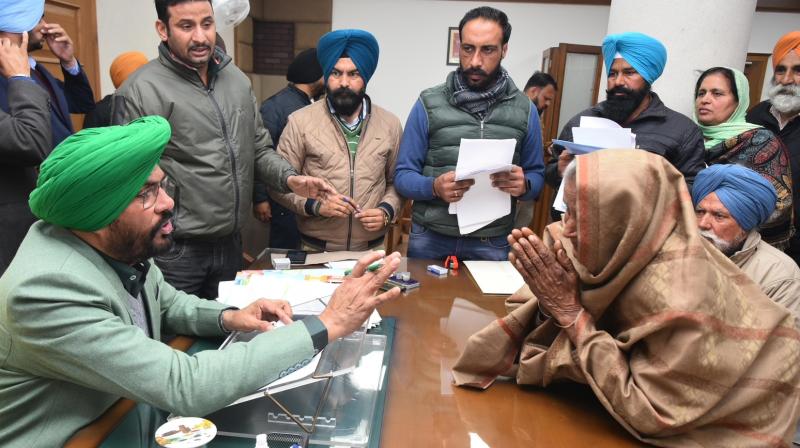 Cabinet Minister Kuldeep Dhaliwal heard more than 200 complaints of people during the 'Janata Darbar' Cabinet Minister Kuldeep Dhaliwal heard more than 200 complaints of people during the 'Janata Darbar'
