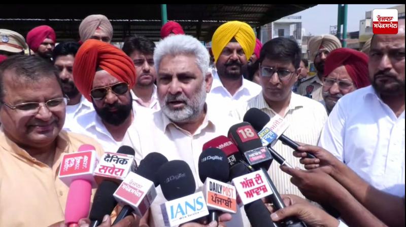ਪੰਜਾਬ ਦੇ ਕੈਬਨਿਟ ਮੰਤਰੀ ਲਾਲ ਚੰਦ ਕਟਾਰੂਚੱਕ ਨੇ ਬਠਿੰਡਾ ਦੀ ਅਨਾਜ ਮੰਡੀ ਦਾ ਕੀਤਾ ਦੌਰਾ ਪੰਜਾਬ ਦੇ ਕੈਬਨਿਟ ਮੰਤਰੀ ਲਾਲ ਚੰਦ ਕਟਾਰੂਚੱਕ ਨੇ ਬਠਿੰਡਾ ਦੀ ਅਨਾਜ ਮੰਡੀ ਦਾ ਕੀਤਾ ਦੌਰਾ