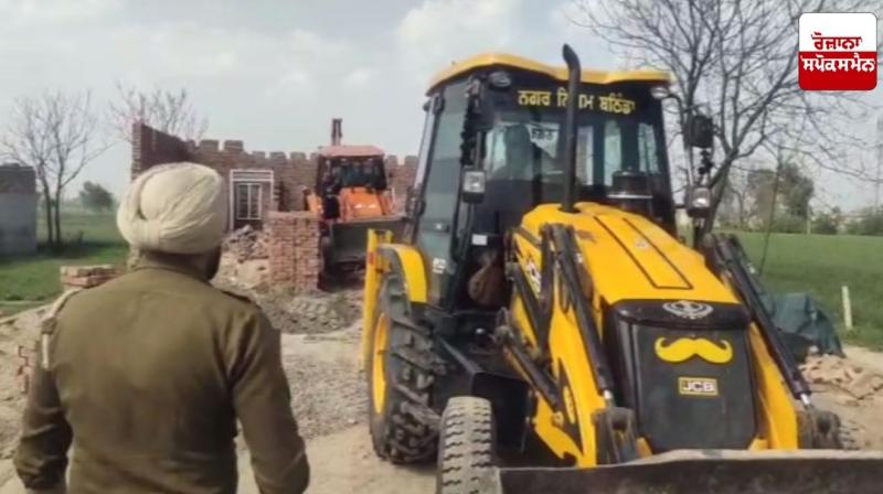 Police bulldozer action against drug smugglers in Bathinda Latest News in Punjabi Police bulldozer action against drug smugglers in Bathinda Latest News in Punjabi