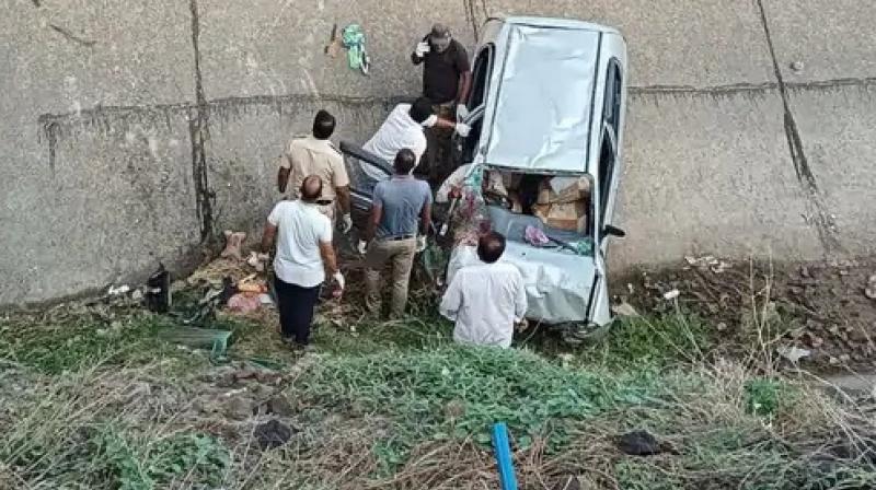 Car falls into a canal in Sangli, Maharashtra Car falls into a canal in Sangli, Maharashtra