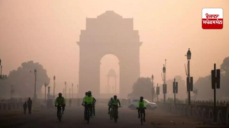 Delhi News: Thick fog in Delhi, delays in many trains and flights Delhi News: Thick fog in Delhi, delays in many trains and flights