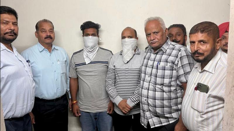 PUNJAB VIGILANCE APPREHENDS TWO PRIVATE PERSONS FOR ACCEPTING RS 4 LAKH BRIBE IN A POLICE CASE PUNJAB VIGILANCE APPREHENDS TWO PRIVATE PERSONS FOR ACCEPTING RS 4 LAKH BRIBE IN A POLICE CASE