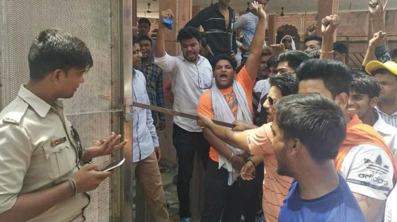VHP MEMBERS DAMAGE TAJ MAHAL GATE VHP MEMBERS DAMAGE TAJ MAHAL GATE
