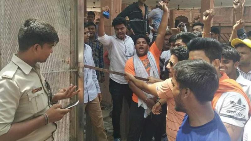 VHP MEMBERS DAMAGE TAJ MAHAL GATE