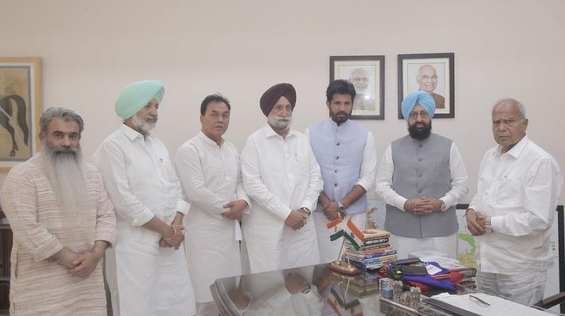 Punjab Congress Delegation Meets Governor