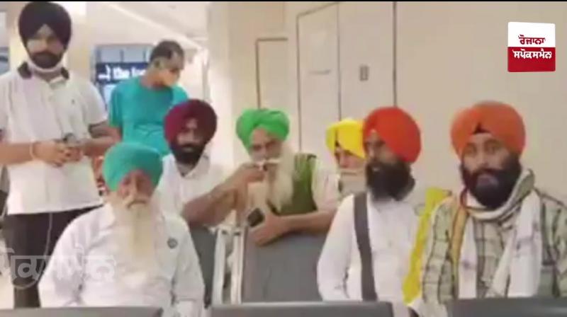 SKM leader rushed to hospital to meet injured farmer leader Tajinder Singh Virk SKM leader rushed to hospital to meet injured farmer leader Tajinder Singh Virk
