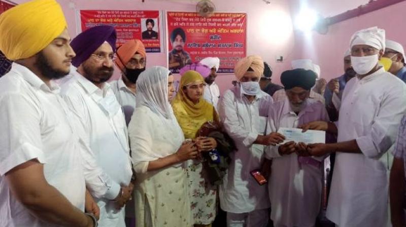 Sunil Jakhar and Sukhjinder Randhawa with Satnam Singh's Family 