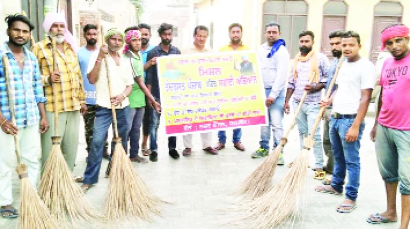 Pepole During Cleanliness Campaign