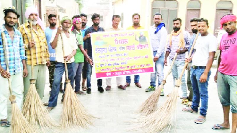 Pepole During Cleanliness Campaign Pepole During Cleanliness Campaign
