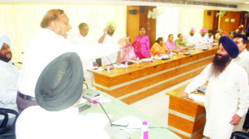 Senior Deputy Mayor and the Akali Counselor during meeting Senior Deputy Mayor and the Akali Counselor during meeting