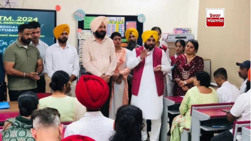 ਮੰਤਰੀ ਹਰਭਜਨ ਸਿੰਘ ਈਟੀਓਮੈਗਾ ਮਾਪੇ-ਅਧਿਆਪਕ ਮੀਟਿੰਗ ਦੌਰਾਨ ਵਿਦਿਆਰਥੀਆਂ ਅਤੇ ਮਾਪਿਆਂ ਨਾਲ ਗੱਲਬਾਤ ਕਰਦੇ ਹੋਏ ਮੰਤਰੀ ਹਰਭਜਨ ਸਿੰਘ ਈਟੀਓਮੈਗਾ ਮਾਪੇ-ਅਧਿਆਪਕ ਮੀਟਿੰਗ ਦੌਰਾਨ ਵਿਦਿਆਰਥੀਆਂ ਅਤੇ ਮਾਪਿਆਂ ਨਾਲ ਗੱਲਬਾਤ ਕਰਦੇ ਹੋਏ