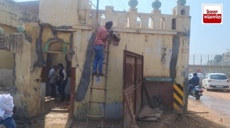 Demolition work begins on '168-year-old' mosque in Meerut Demolition work begins on '168-year-old' mosque in Meerut
