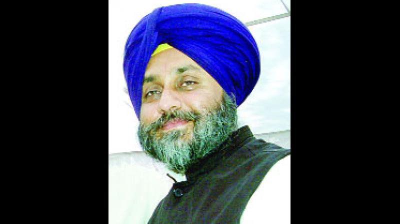 SUKHBIR BADALਚੰਡੀਗੜ੍ਹ, 17 ਅਪ੍ਰੈਲ (ਗੁਰਉਪਦੇਸ਼ ਭੁੱਲਰ) : ਸ਼੍ਰੋਮਣੀ ਅਕਾਲੀ ਦਲ ਦੇ ਪ੍ਰਧਾਨ ਸੁਖਬੀਰ ਸਿੰਘ ਬਾਦਲ ਨੇ ਅੱਜ ਕਿਹਾ ਕਿ ਪੰਜਾਬ ਵਿਚ ਈ-ਟੋਕਨ ਸਿਸਟਮ ਪੂਰੀ ਤਰ੍ਹਾਂ ਫੇਲ ਹੋ ਗਿਆ ਹੈ। ਉੁਹਨਾਂ ਮੁੱਖ ਮੰਤਰੀ ਕੈਪਟਨ ਅਮਰਿੰਦਰ ਸਿੰਘ ਨੂੰ ਕਿਹਾ ਹੈ ਕਿ ਚੱਲ ਰਹੇ ਕਣਕ ਦੀ ਖਰੀਦ ਦੇ ਸੀਜ਼ਨ ਦੌਰਾਨ ਸੂਬੇ ਦੀਆਂ ਮੰਡੀਆਂ ਵਿਚ ਅਰਾਜਕਤਾ ਦਾ ਮਾਹੌਲ ਪੈਦਾ ਹੋਣ ਤੋਂ ਰੋਕਣ ਲਈ ਉਹ ਤੁਰੰਤ ਢੁੱਕਵੇਂ ਕਦਮ ਚੁੱਕਣ। ਇੱਥੇ ਇੱਕ ਪ੍ਰੈਸ ਬਿਆਨ ਜਾਰੀ ਕਰਦਿਆਂ ਅਕਾਲੀ ਦਲ ਪ੍ਰਧਾਨ ਨੇ ਕਿਹਾ ਕਿ ਸਿਰਫ ਈ-ਟੋਕਨ ਸਿਸਟਮ ਹੀ ਫੇਲ ਨਹੀਂ ਹੋਇਆ ਹੈ ਸਗੋਂ ਮੰਡੀਆਂ ਵਿਚ ਲੋੜੀਂਦੇ ਬਾਰਦਾਨੇ ਦੀ ਕਮੀ, ਸਫਾਈ ਅਤੇ ਮੁੱਢਲੀਆਂ ਸਹੂਲਤਾਂ ਦੀ ਕਮੀ ਅਤੇ ਖਰੀਦ ਦੀ ਥਪ੍ਰਕਿਰਿਆ ਵਿਚ ਆੜ੍ਹਤੀਆਂ ਦਾ ਸਹਿਯੋਗ ਨਾ ਦੇਣਾ ਆਦਿ ਪ੍ਰਸਾਸ਼ਨ ਦੀਆਂ ਕਣਕ ਦੀ ਖਰੀਦ ਸੰਬੰਧੀ ਅਧੂਰੀਆਂ ਤਿਆਰੀਆਂ ਦੀ ਪੋਲ੍ਹ ਖੋਲ੍ਹਦਾ ਹੈ। SUKHBIR BADALਚੰਡੀਗੜ੍ਹ, 17 ਅਪ੍ਰੈਲ (ਗੁਰਉਪਦੇਸ਼ ਭੁੱਲਰ) : ਸ਼੍ਰੋਮਣੀ ਅਕਾਲੀ ਦਲ ਦੇ ਪ੍ਰਧਾਨ ਸੁਖਬੀਰ ਸਿੰਘ ਬਾਦਲ ਨੇ ਅੱਜ ਕਿਹਾ ਕਿ ਪੰਜਾਬ ਵਿਚ ਈ-ਟੋਕਨ ਸਿਸਟਮ ਪੂਰੀ ਤਰ੍ਹਾਂ ਫੇਲ ਹੋ ਗਿਆ ਹੈ। ਉੁਹਨਾਂ ਮੁੱਖ ਮੰਤਰੀ ਕੈਪਟਨ ਅਮਰਿੰਦਰ ਸਿੰਘ ਨੂੰ ਕਿਹਾ ਹੈ ਕਿ ਚੱਲ ਰਹੇ ਕਣਕ ਦੀ ਖਰੀਦ ਦੇ ਸੀਜ਼ਨ ਦੌਰਾਨ ਸੂਬੇ ਦੀਆਂ ਮੰਡੀਆਂ ਵਿਚ ਅਰਾਜਕਤਾ ਦਾ ਮਾਹੌਲ ਪੈਦਾ ਹੋਣ ਤੋਂ ਰੋਕਣ ਲਈ ਉਹ ਤੁਰੰਤ ਢੁੱਕਵੇਂ ਕਦਮ ਚੁੱਕਣ। ਇੱਥੇ ਇੱਕ ਪ੍ਰੈਸ ਬਿਆਨ ਜਾਰੀ ਕਰਦਿਆਂ ਅਕਾਲੀ ਦਲ ਪ੍ਰਧਾਨ ਨੇ ਕਿਹਾ ਕਿ ਸਿਰਫ ਈ-ਟੋਕਨ ਸਿਸਟਮ ਹੀ ਫੇਲ ਨਹੀਂ ਹੋਇਆ ਹੈ ਸਗੋਂ ਮੰਡੀਆਂ ਵਿਚ ਲੋੜੀਂਦੇ ਬਾਰਦਾਨੇ ਦੀ ਕਮੀ, ਸਫਾਈ ਅਤੇ ਮੁੱਢਲੀਆਂ ਸਹੂਲਤਾਂ ਦੀ ਕਮੀ ਅਤੇ ਖਰੀਦ ਦੀ ਥਪ੍ਰਕਿਰਿਆ ਵਿਚ ਆੜ੍ਹਤੀਆਂ ਦਾ ਸਹਿਯੋਗ ਨਾ ਦੇਣਾ ਆਦਿ ਪ੍ਰਸਾਸ਼ਨ ਦੀਆਂ ਕਣਕ ਦੀ ਖਰੀਦ ਸੰਬੰਧੀ ਅਧੂਰੀਆਂ ਤਿਆਰੀਆਂ ਦੀ ਪੋਲ੍ਹ ਖੋਲ੍ਹਦਾ ਹੈ।