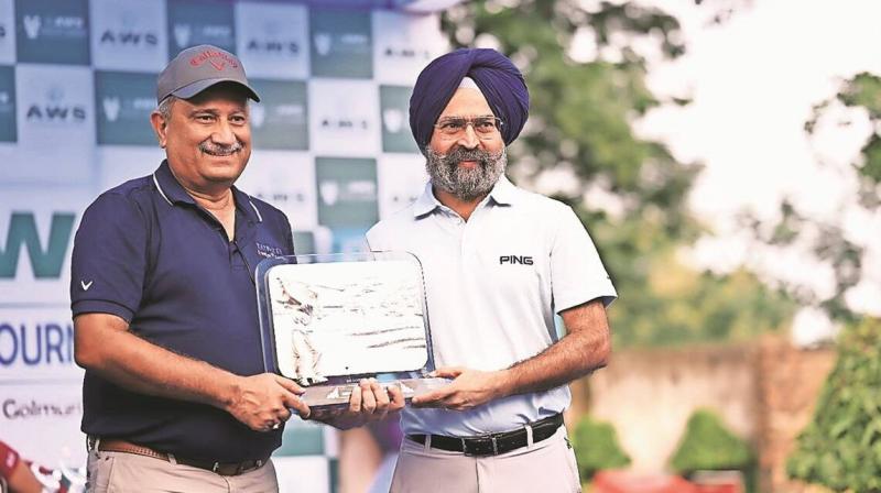 Justice Anupinder Grewal wins trophy at Jamshedpur golf event
