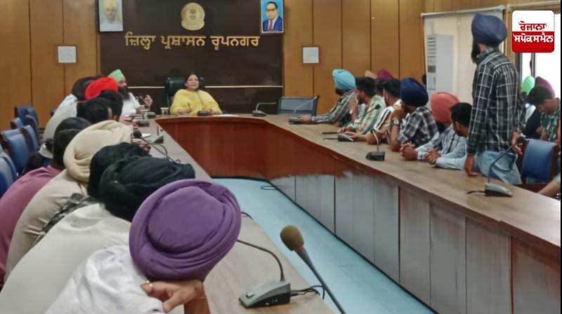 ਹਿਮਾਚਲ ਪ੍ਰਦੇਸ਼ ਤੋਂ ਗੈਰਕਾਨੂੰਨੀ ਢੰਗ ਨਾਲ ਆ ਰਹੀ ਕਣਕ ਦੀ ਆਮਦ ਨੂੰ ਰੋਕਣ ਲਈ 8 ਇੰਟਰਸਟੇਟ ਨਾਕੇ ਲਗਾਏ ਹਿਮਾਚਲ ਪ੍ਰਦੇਸ਼ ਤੋਂ ਗੈਰਕਾਨੂੰਨੀ ਢੰਗ ਨਾਲ ਆ ਰਹੀ ਕਣਕ ਦੀ ਆਮਦ ਨੂੰ ਰੋਕਣ ਲਈ 8 ਇੰਟਰਸਟੇਟ ਨਾਕੇ ਲਗਾਏ