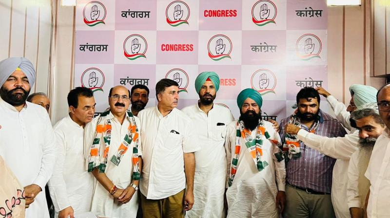 Various leaders including the brother of AAP candidate joined Congress Various leaders including the brother of AAP candidate joined Congress
