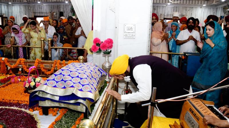 CM PAYS OBEISANCE AT GURDWARA DUKH NIWARAN SAHIB CM PAYS OBEISANCE AT GURDWARA DUKH NIWARAN SAHIB