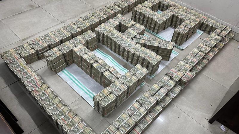 IT department raids Nashik's Surana Jewellers, seizes property worth Rs 90 crore including cash of Rs 26 crore IT department raids Nashik's Surana Jewellers, seizes property worth Rs 90 crore including cash of Rs 26 crore