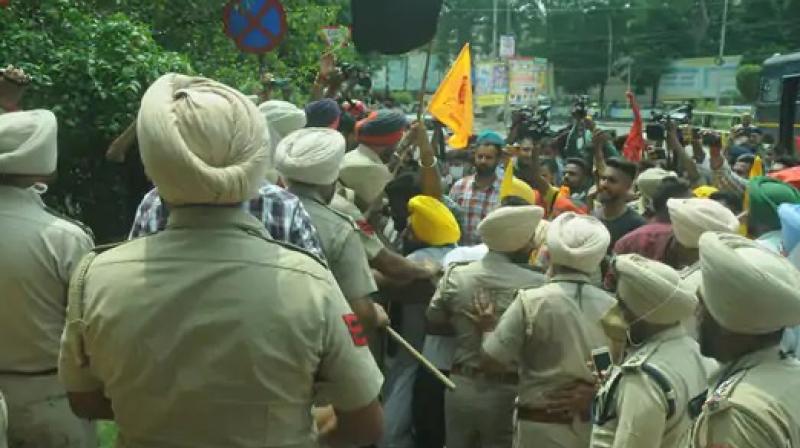 Farmers oppose Ashwani Sharma Farmers oppose Ashwani Sharma