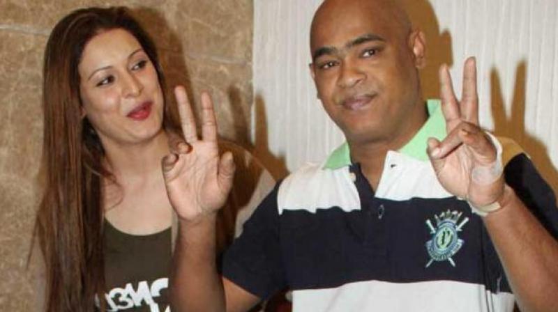 vinod kambli,  andrea hewitt