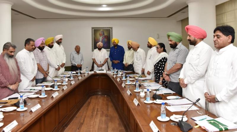 Cabinet takes a minute silence in memory of Kuldip Nayar Cabinet takes a minute silence in memory of Kuldip Nayar