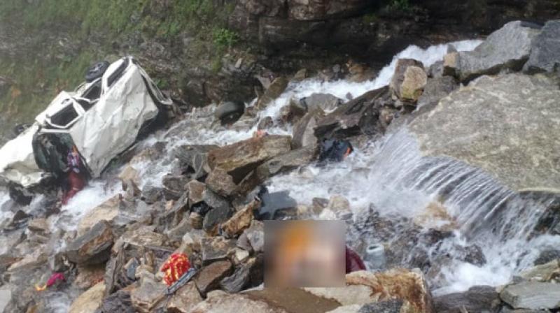 11 die in Rohtang as Scorpio falls into deep gorge 11 die in Rohtang as Scorpio falls into deep gorge