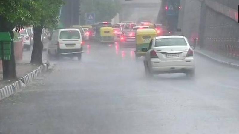 Heavy rains and strong winds in Delhi 