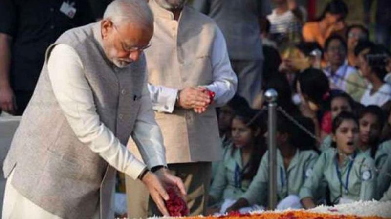 PM offered floral tributes to Gandhi at Rajghat 