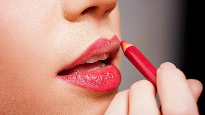 apply lipstick apply lipstick