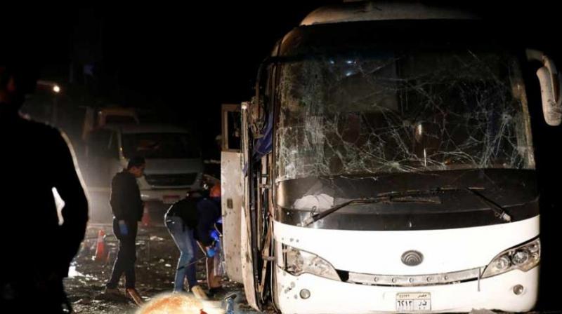 At least 4 dead in Egypt tourist bus bombing near pyramids