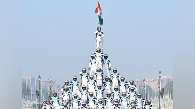 40 soldiers made a human pyramid and paraded on the duty route 40 soldiers made a human pyramid and paraded on the duty route