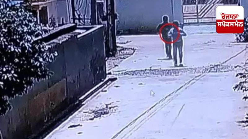 Action against corruption: Officer ran away with bribe money, threw the money in an empty plot, know what happened next Action against corruption: Officer ran away with bribe money, threw the money in an empty plot, know what happened next