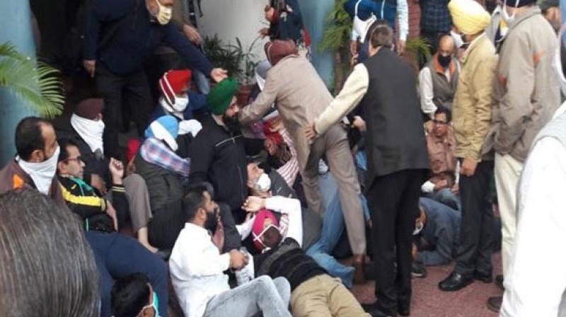 PAU employees stop Vice-Chancellor's way PAU employees stop Vice-Chancellor's way